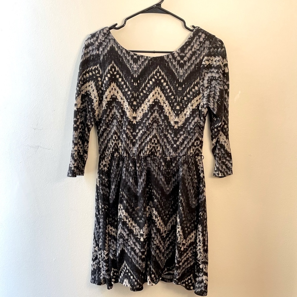 Lily Rise Geometric Arrow Low Cut 3/4 Sleeve Woman's Dress Navy Blue White Midi